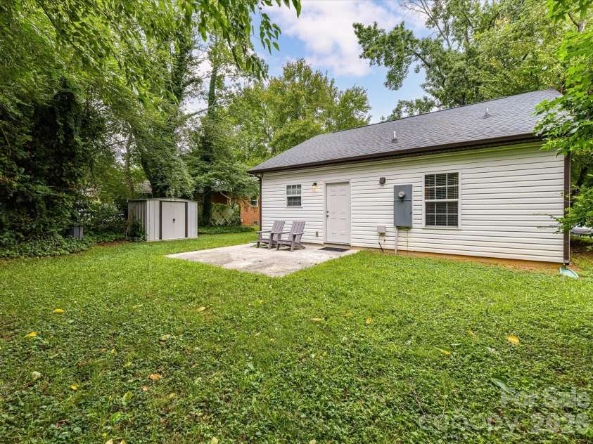 1231 Georgetown Drive, Charlotte, NC 28213.  MLS# CAR4411419, YatesRealty ID 42622. 