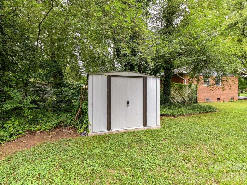 1231 Georgetown Drive, Charlotte, NC 28213.  MLS# CAR4411419, YatesRealty ID 42622. 