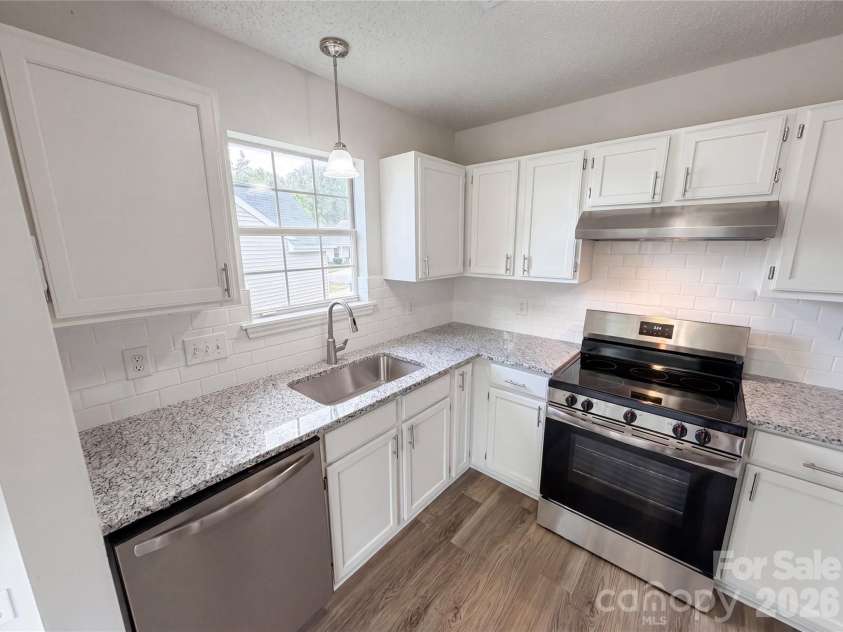 1633 Gordon Walters Drive, Charlotte, NC 28213.  MLS# CAR4412559, YatesRealty ID 42623. 