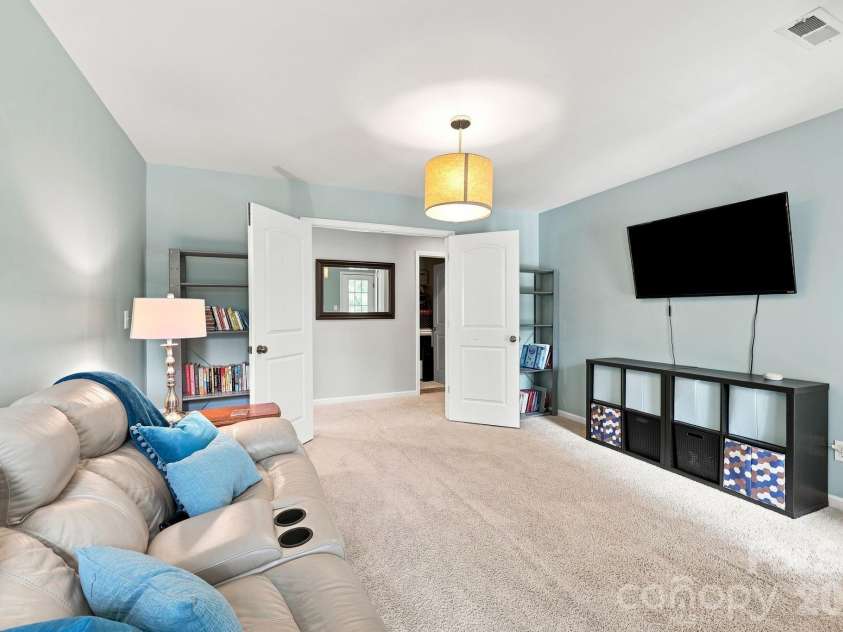 7211 Barefoot Forest Drive, Charlotte, NC 28269.  MLS# CAR4405612, YatesRealty ID 42627. 