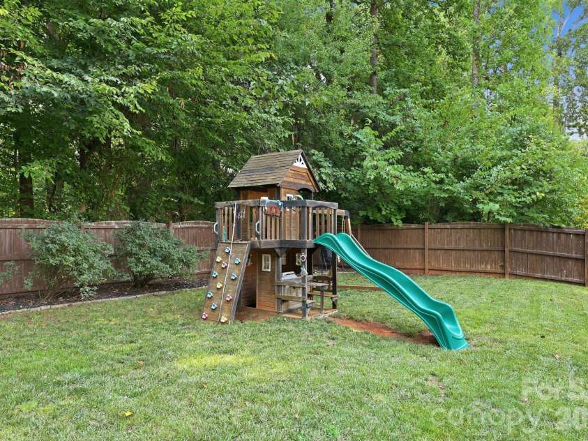 7211 Barefoot Forest Drive, Charlotte, NC 28269.  MLS# CAR4405612, YatesRealty ID 42627. 