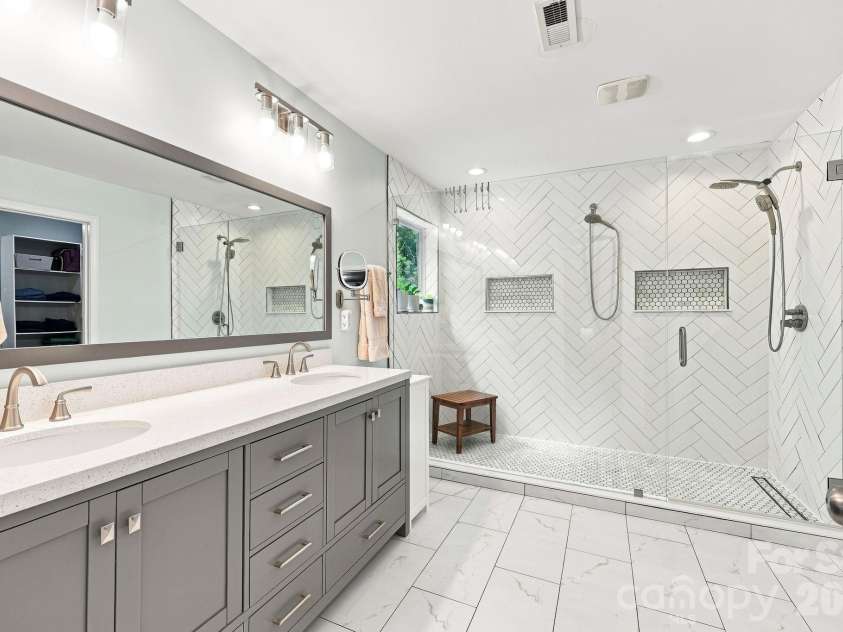 7211 Barefoot Forest Drive, Charlotte, NC 28269.  MLS# CAR4405612, YatesRealty ID 42627. 