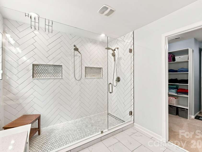 7211 Barefoot Forest Drive, Charlotte, NC 28269.  MLS# CAR4405612, YatesRealty ID 42627. 
