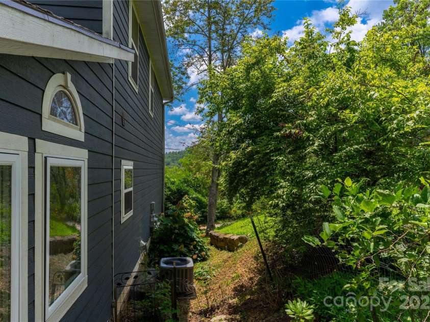 5 Koenig Way, Asheville, NC 28804.  MLS# CAR4280267, YatesRealty ID 4263. 