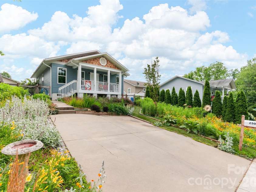 250 Virginia Avenue, Asheville, NC 28806.  MLS# CAR4411751, YatesRealty ID 42630. 