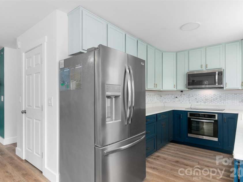 250 Virginia Avenue, Asheville, NC 28806.  MLS# CAR4411751, YatesRealty ID 42630. 