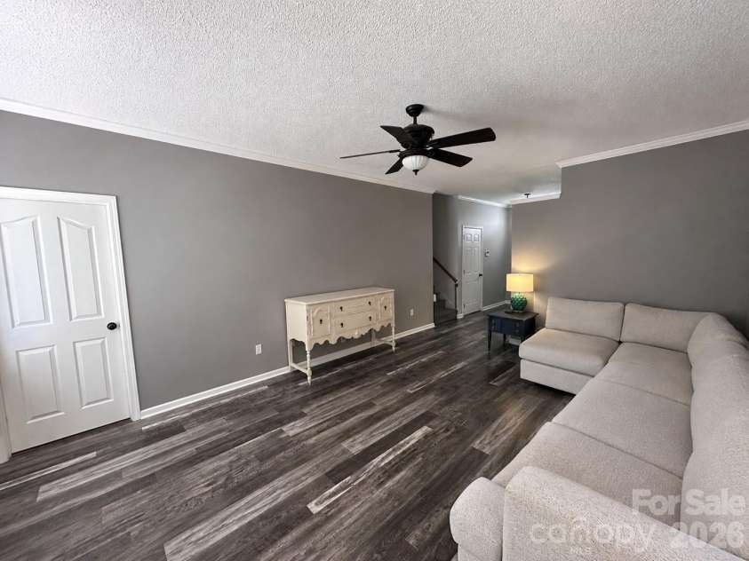 4515 Fox Thorne Drive, Charlotte, NC 28216.  MLS# CAR4411872, YatesRealty ID 42635. Great room