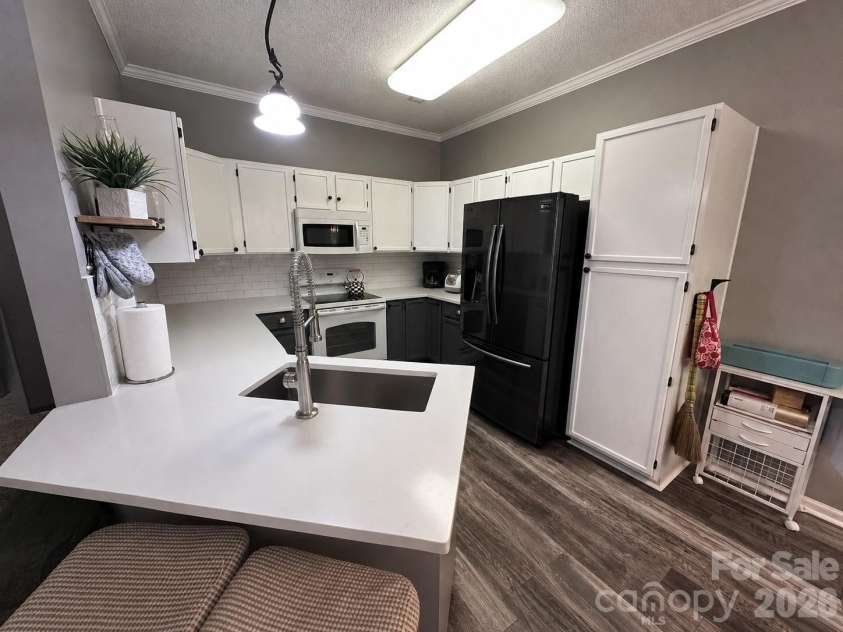 4515 Fox Thorne Drive, Charlotte, NC 28216.  MLS# CAR4411872, YatesRealty ID 42635. Kitchen