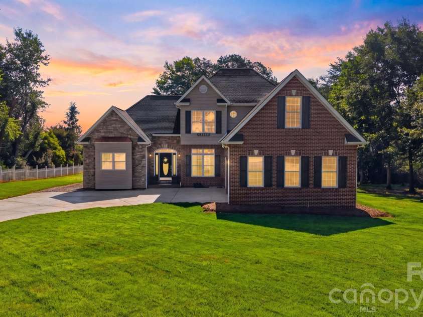 4510 18th Street Lane, Hickory, NC 28601.  MLS# CAR4410657, YatesRealty ID 42637. 