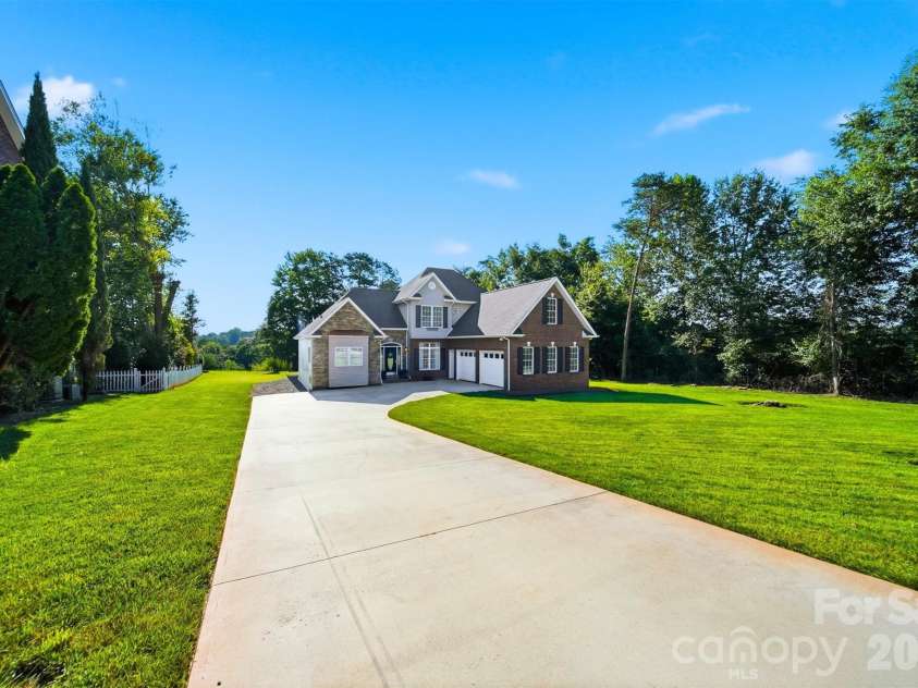 4510 18th Street Lane, Hickory, NC 28601.  MLS# CAR4410657, YatesRealty ID 42637. 