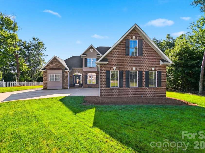 4510 18th Street Lane, Hickory, NC 28601.  MLS# CAR4410657, YatesRealty ID 42637. 