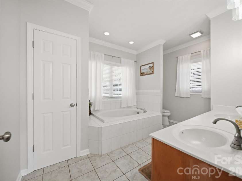 4510 18th Street Lane, Hickory, NC 28601.  MLS# CAR4410657, YatesRealty ID 42637. Primary Bathroom