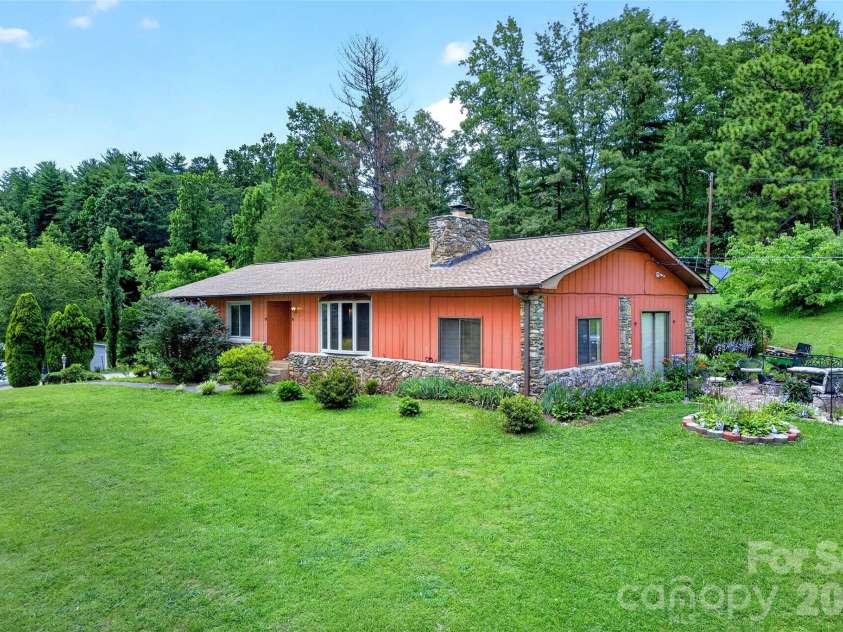 71 Green Vale Drive, Leicester, NC 28748.  MLS# CAR4397468, YatesRealty ID 42639. 