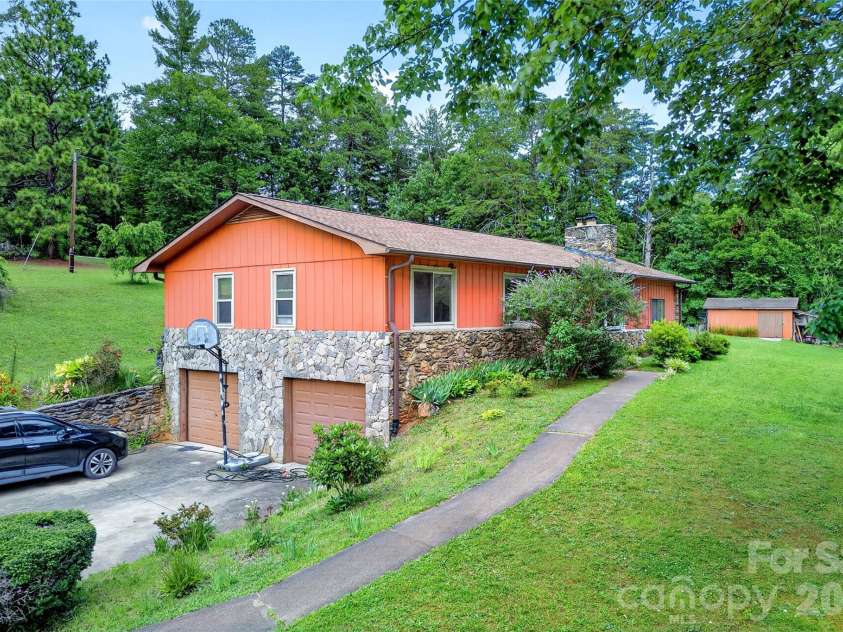 71 Green Vale Drive, Leicester, NC 28748.  MLS# CAR4397468, YatesRealty ID 42639. 