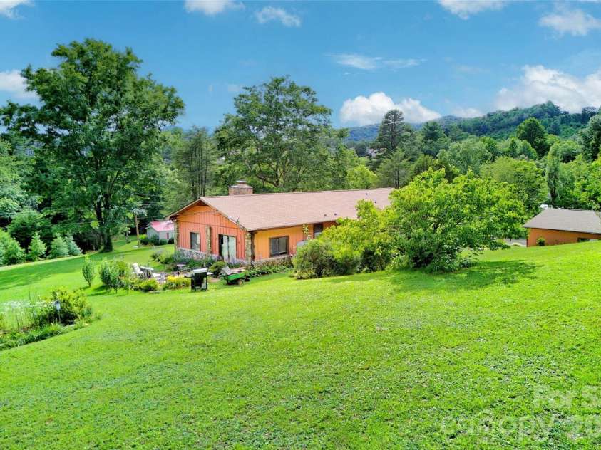 71 Green Vale Drive, Leicester, NC 28748.  MLS# CAR4397468, YatesRealty ID 42639. 