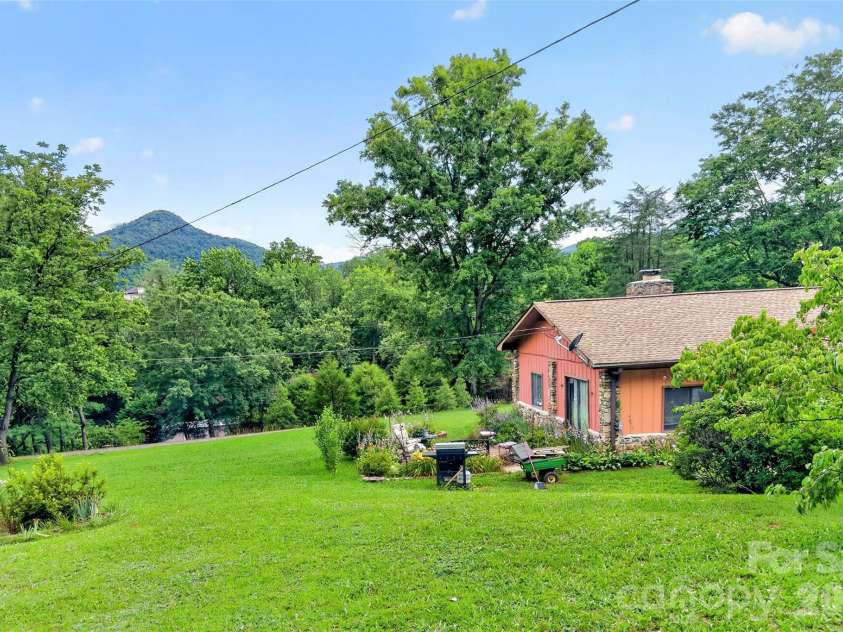 71 Green Vale Drive, Leicester, NC 28748.  MLS# CAR4397468, YatesRealty ID 42639. 