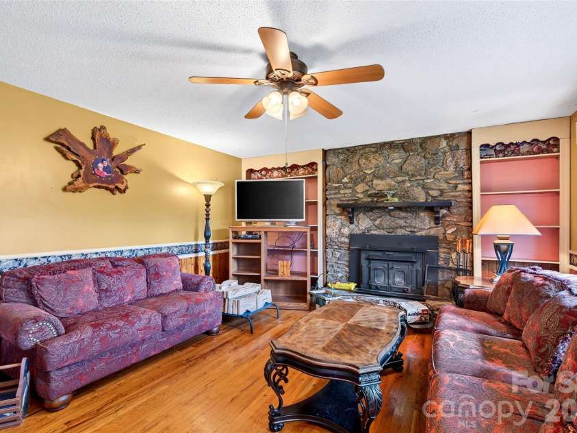 71 Green Vale Drive, Leicester, NC 28748.  MLS# CAR4397468, YatesRealty ID 42639. 