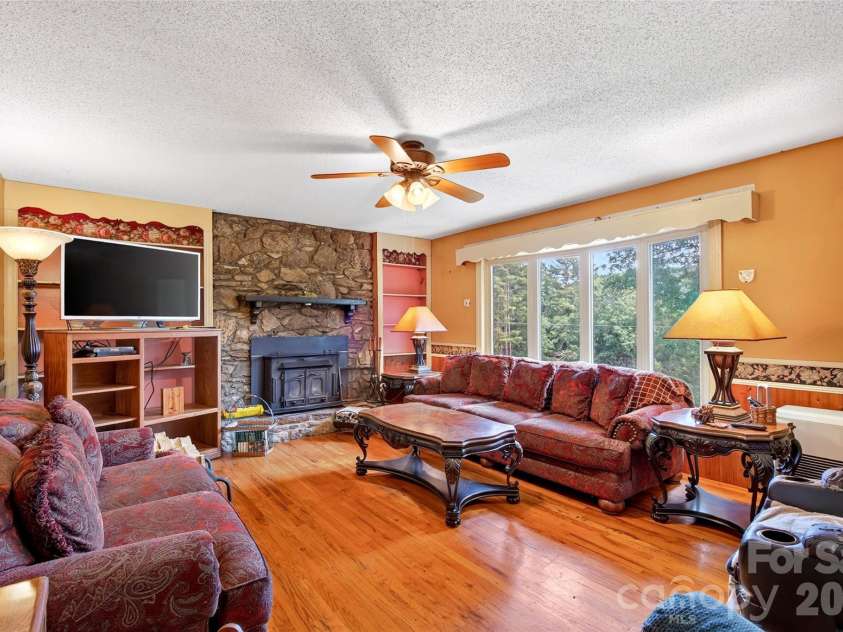 71 Green Vale Drive, Leicester, NC 28748.  MLS# CAR4397468, YatesRealty ID 42639. 