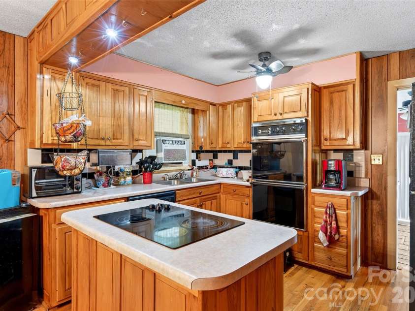 71 Green Vale Drive, Leicester, NC 28748.  MLS# CAR4397468, YatesRealty ID 42639. 