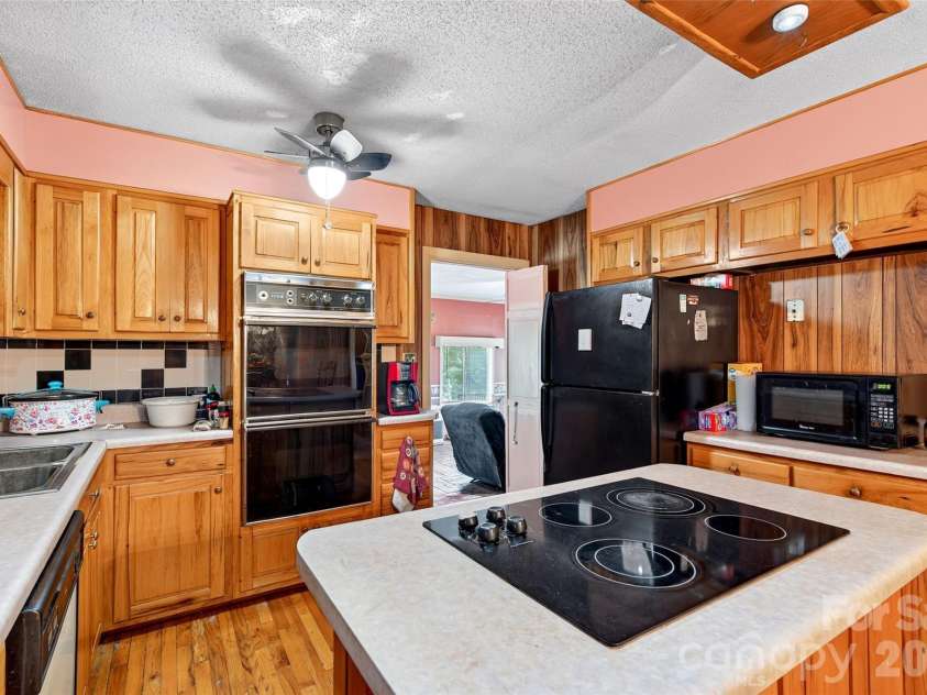 71 Green Vale Drive, Leicester, NC 28748.  MLS# CAR4397468, YatesRealty ID 42639. 