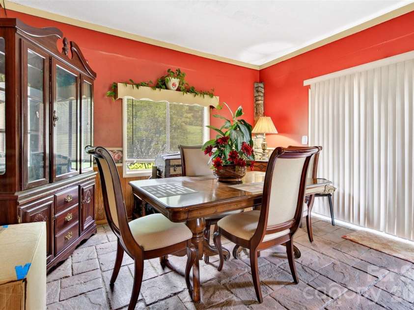 71 Green Vale Drive, Leicester, NC 28748.  MLS# CAR4397468, YatesRealty ID 42639. 