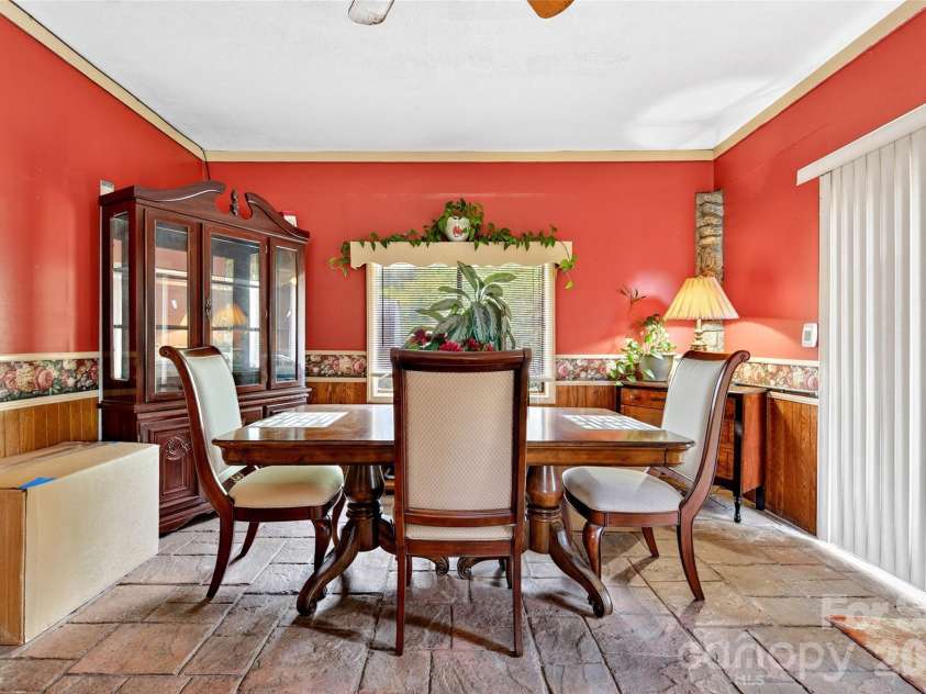71 Green Vale Drive, Leicester, NC 28748.  MLS# CAR4397468, YatesRealty ID 42639. 