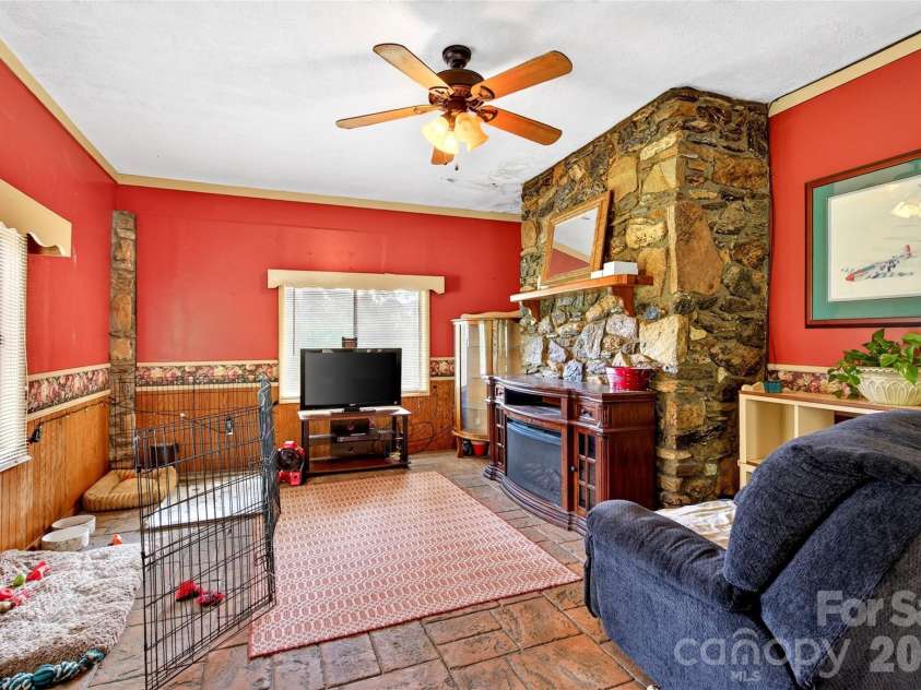 71 Green Vale Drive, Leicester, NC 28748.  MLS# CAR4397468, YatesRealty ID 42639. 