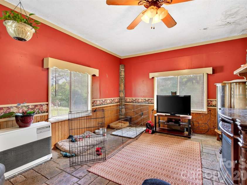 71 Green Vale Drive, Leicester, NC 28748.  MLS# CAR4397468, YatesRealty ID 42639. 
