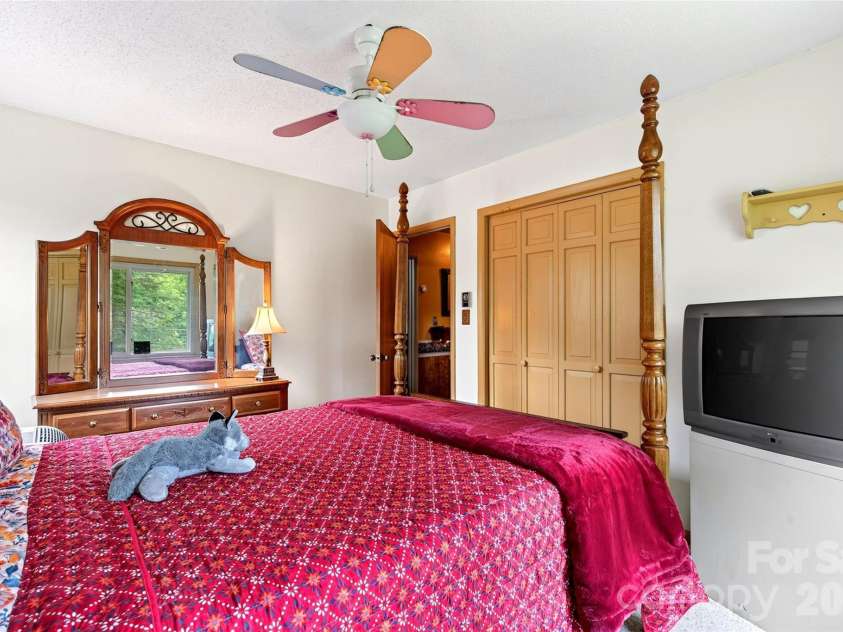 71 Green Vale Drive, Leicester, NC 28748.  MLS# CAR4397468, YatesRealty ID 42639. 