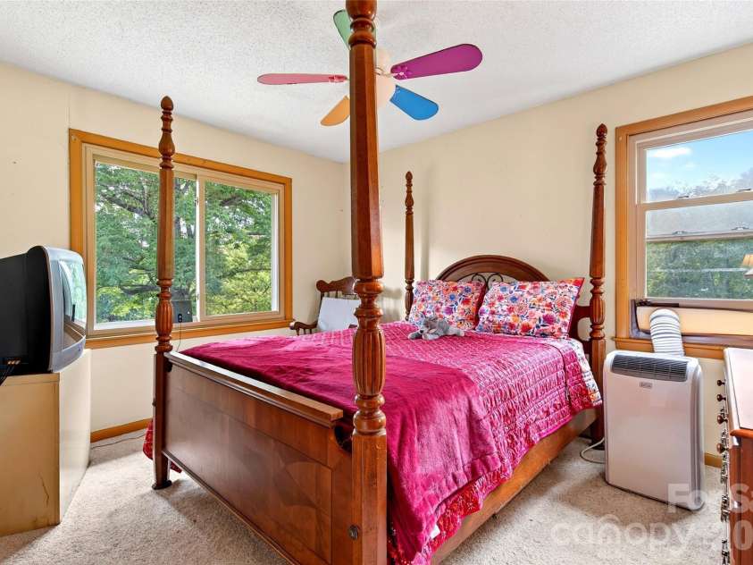 71 Green Vale Drive, Leicester, NC 28748.  MLS# CAR4397468, YatesRealty ID 42639. 