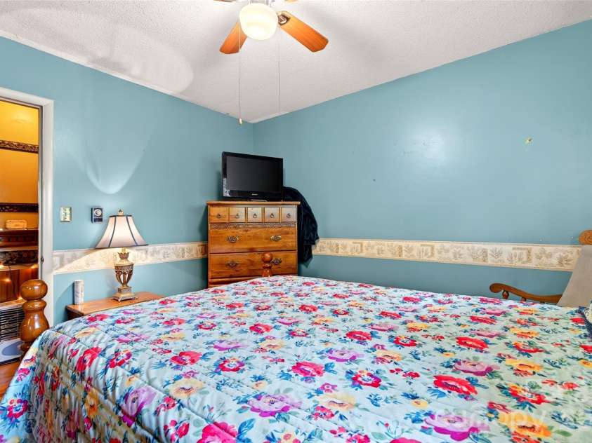 71 Green Vale Drive, Leicester, NC 28748.  MLS# CAR4397468, YatesRealty ID 42639. 