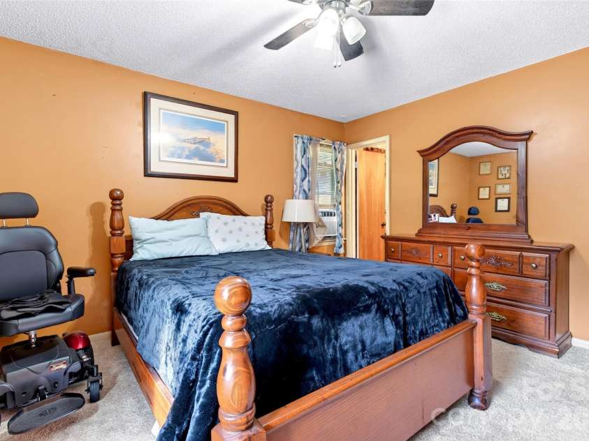 71 Green Vale Drive, Leicester, NC 28748.  MLS# CAR4397468, YatesRealty ID 42639. 