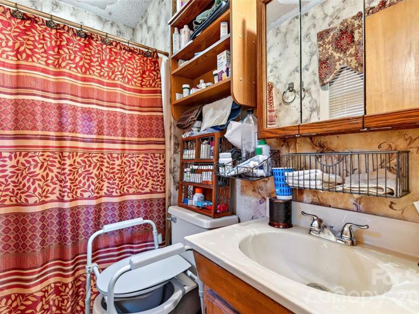 71 Green Vale Drive, Leicester, NC 28748.  MLS# CAR4397468, YatesRealty ID 42639. 