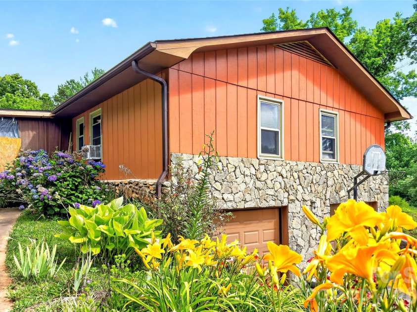 71 Green Vale Drive, Leicester, NC 28748.  MLS# CAR4397468, YatesRealty ID 42639. 