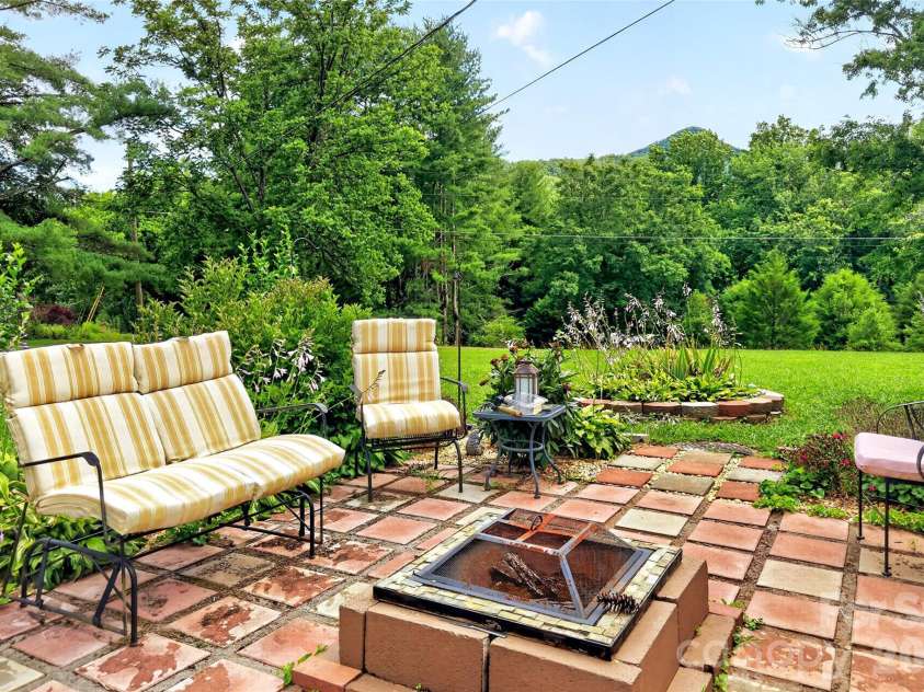 71 Green Vale Drive, Leicester, NC 28748.  MLS# CAR4397468, YatesRealty ID 42639. 