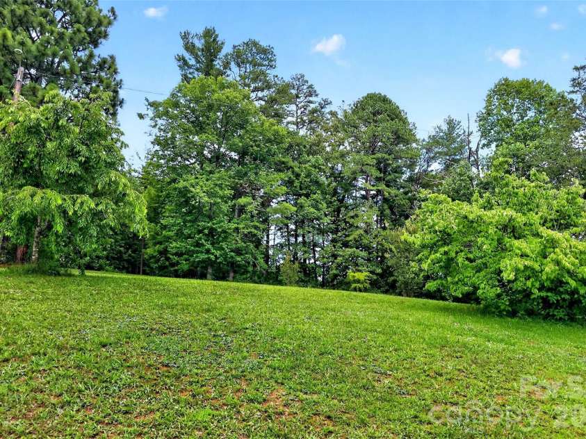 71 Green Vale Drive, Leicester, NC 28748.  MLS# CAR4397468, YatesRealty ID 42639. 