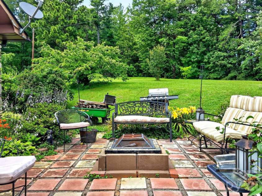 71 Green Vale Drive, Leicester, NC 28748.  MLS# CAR4397468, YatesRealty ID 42639. 