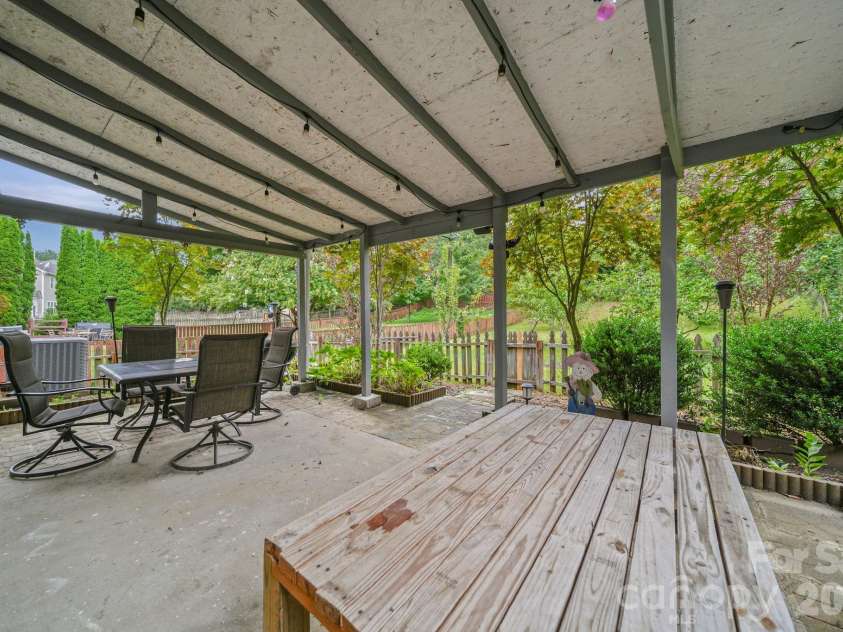 9220 Seamill Road, Charlotte, NC 28278.  MLS# CAR4411988, YatesRealty ID 42640. 
