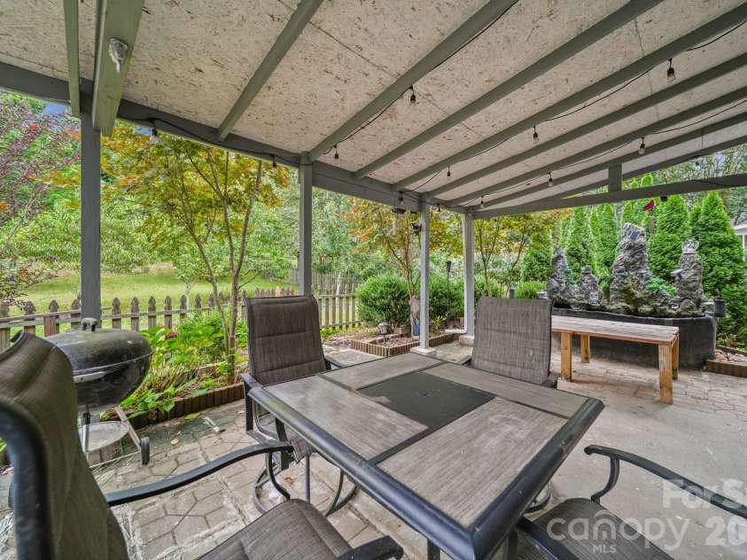 9220 Seamill Road, Charlotte, NC 28278.  MLS# CAR4411988, YatesRealty ID 42640. 