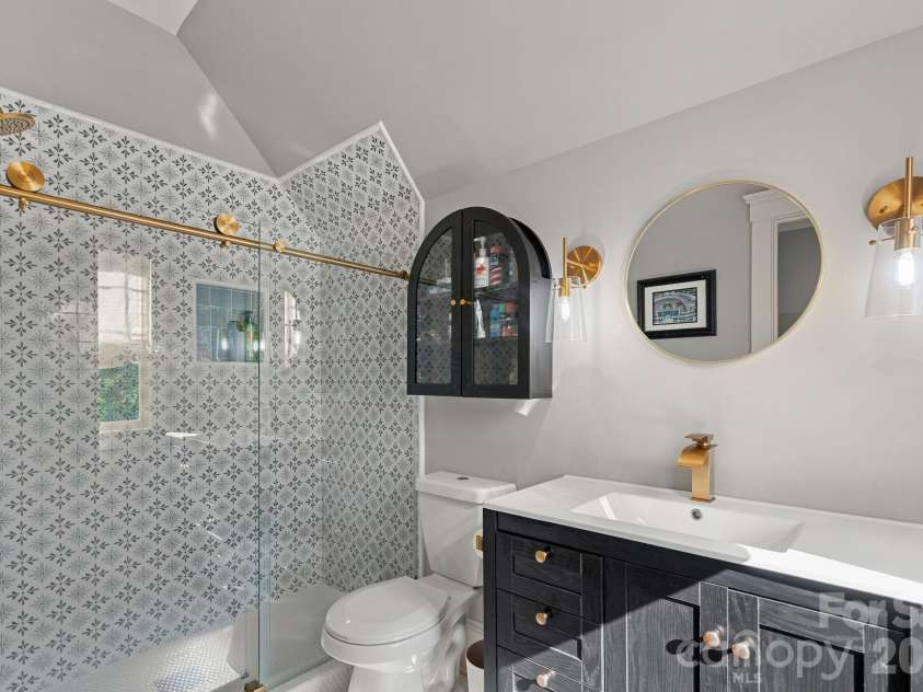 157 Dedham Loop, Mooresville, NC 28117.  MLS# CAR4407854, YatesRealty ID 42641. En-suite bathroom