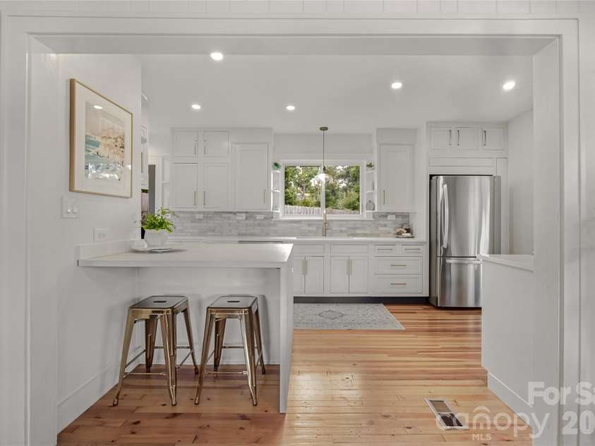 10 Springdale Road, Asheville, NC 28805.  MLS# CAR4406855, YatesRealty ID 42645. 
