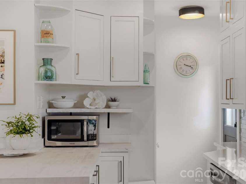 10 Springdale Road, Asheville, NC 28805.  MLS# CAR4406855, YatesRealty ID 42645. 