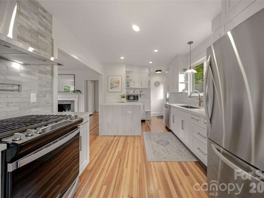 10 Springdale Road, Asheville, NC 28805.  MLS# CAR4406855, YatesRealty ID 42645. 