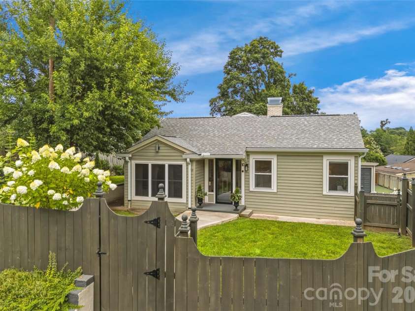 10 Springdale Road, Asheville, NC 28805.  MLS# CAR4406855, YatesRealty ID 42645. 