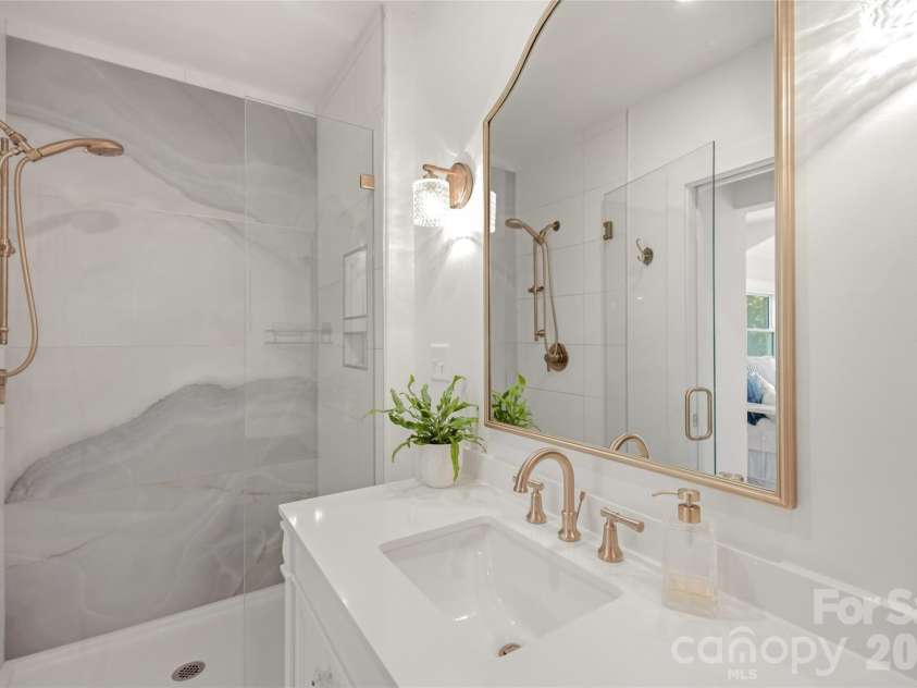 10 Springdale Road, Asheville, NC 28805.  MLS# CAR4406855, YatesRealty ID 42645. Ensuite Bath