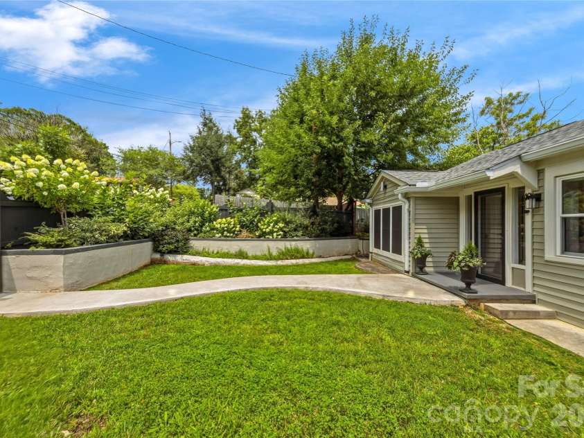 10 Springdale Road, Asheville, NC 28805.  MLS# CAR4406855, YatesRealty ID 42645. Front gardens