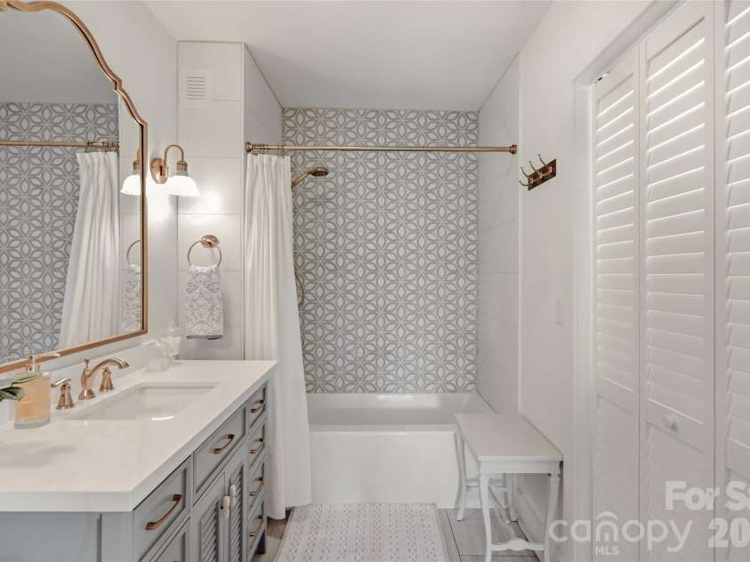 10 Springdale Road, Asheville, NC 28805.  MLS# CAR4406855, YatesRealty ID 42645. Full Bath