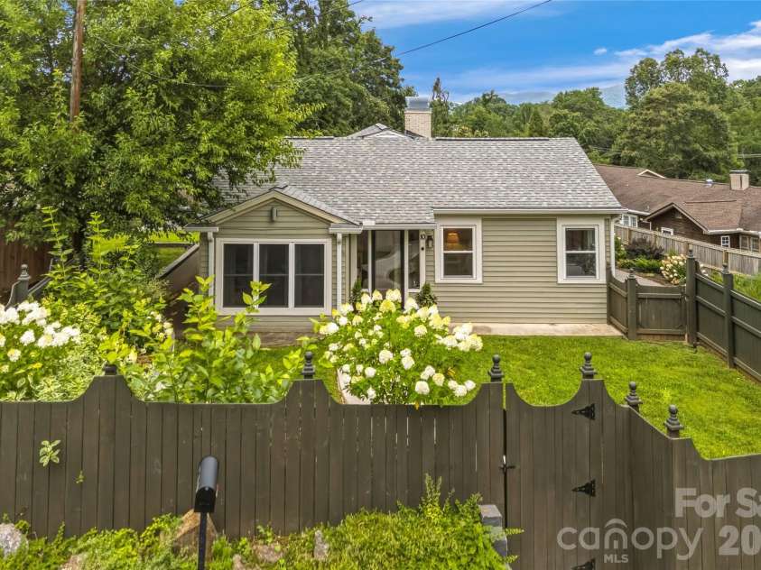 10 Springdale Road, Asheville, NC 28805.  MLS# CAR4406855, YatesRealty ID 42645. Hello Springdale