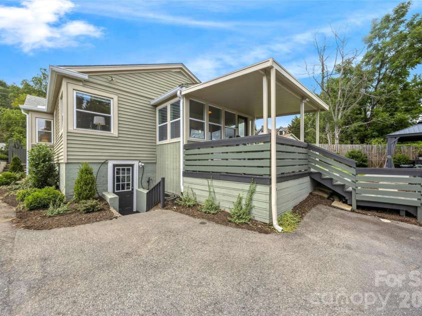 10 Springdale Road, Asheville, NC 28805.  MLS# CAR4406855, YatesRealty ID 42645. Large spacious drive