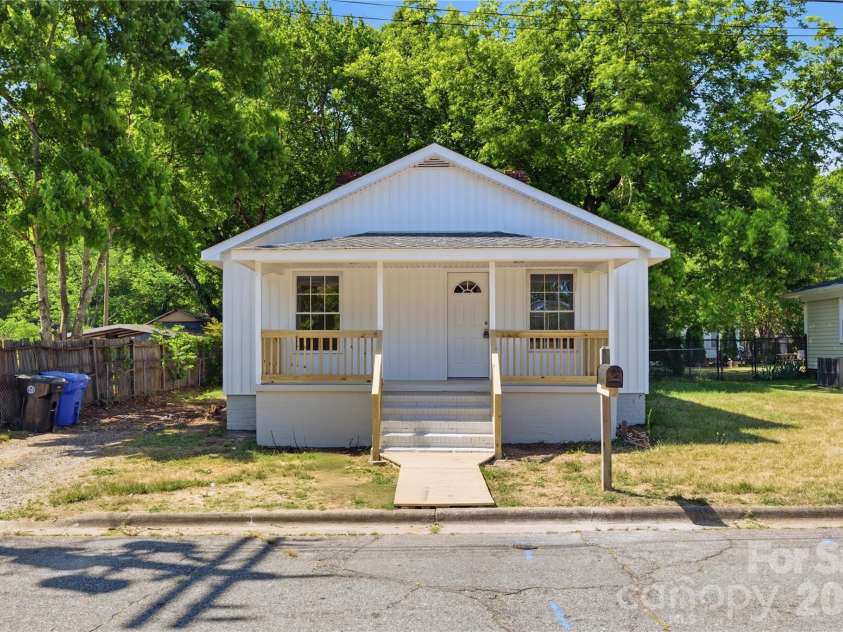 92 Spencer Avenue, Mooresville, NC 28115.  MLS# CAR4345908, YatesRealty ID 42646. 